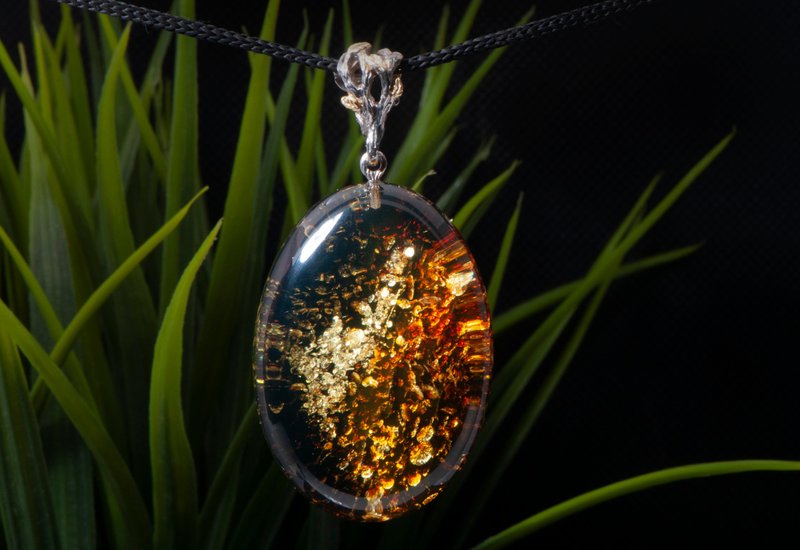 Unique Amber Necklace with Natural Energetic Green Design - สร้อยคอ - เครื่องประดับพลอย สีเขียว