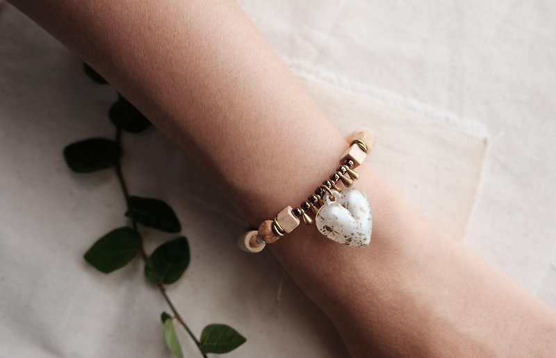 Painted heart charm with wooden beads and brass materials adjustable bracelet - สร้อยข้อมือ - ไม้ สีนำ้ตาล