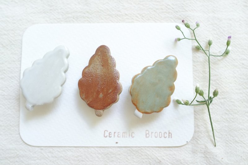ceramic brooch set - Brooches - Pottery White