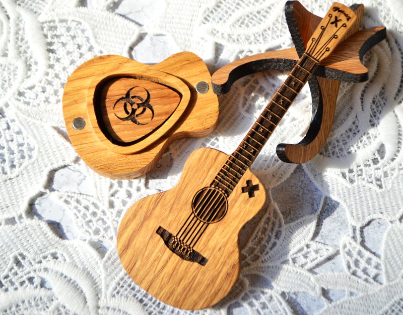 Guitar shaped box with guitar pick, guitar pick with holder - Guitar Accessories - Wood Multicolor