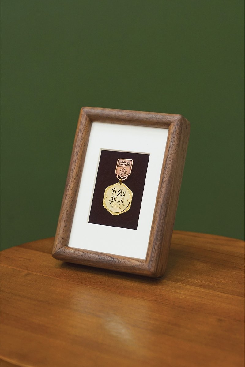 [Customized gift] Our award ceremony | Metalworking small medal pin x solid wood photo frame combination - Items for Display - Copper & Brass Gold