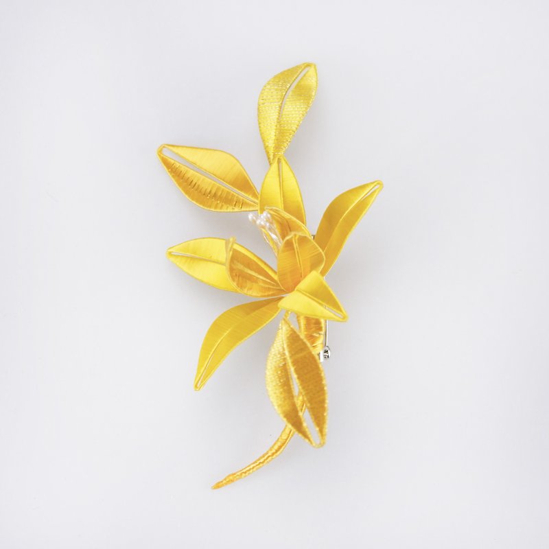 Spring magnolia brooch│Innovation blends into life to highlight the wearer's character│Teacher appreciation gift box - เข็มกลัด - งานปัก สีทอง