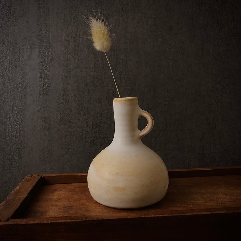 【Small Maru Flower Vessel】Elegant and cute one-round skirt with chubby long flower vase - Pottery & Ceramics - Pottery White
