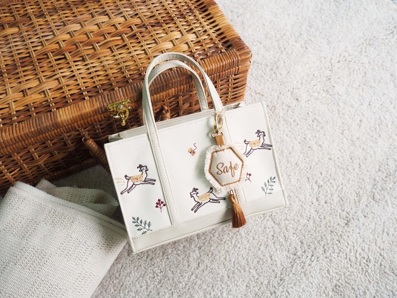 【ของขวัญสั่งทำพิเศษ】包包 Happy Goat Box Bag -cream 包包 - Handbags & Totes - Other Materials White