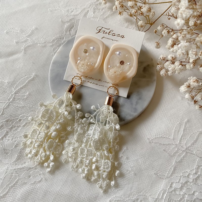 | Vanilla Yogurt | Dry Flower Tassel Earrings - ต่างหู - พืช/ดอกไม้ ขาว