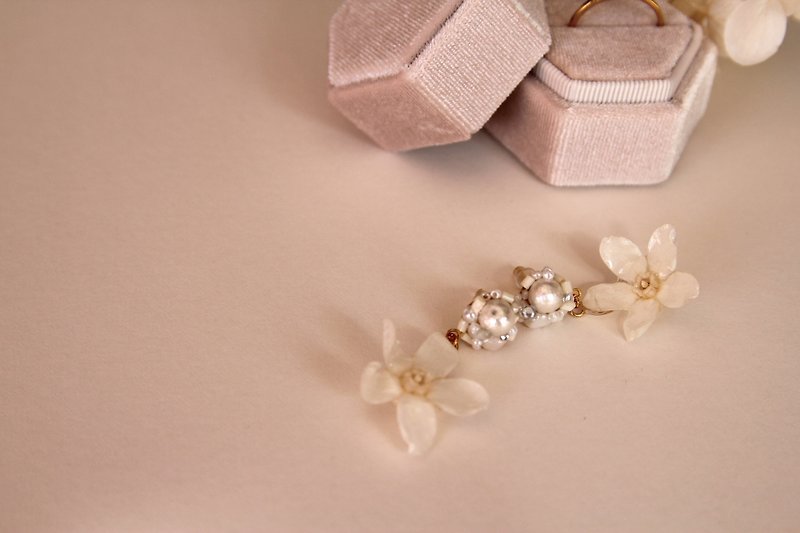 Floral Earrings , Flower Earrings , Artificial Flower Earrings , Earrings , Jewe - ต่างหู - พืช/ดอกไม้ ขาว