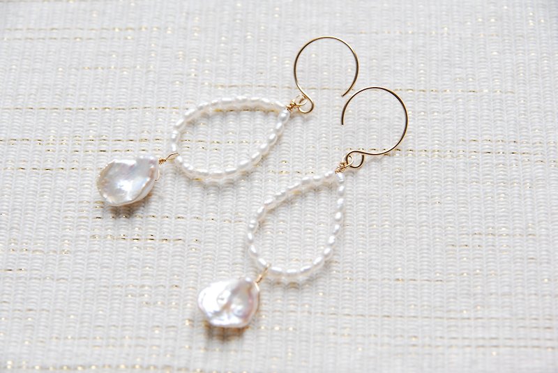 Small pearl and petal keshi pearl earrings (14kgf) - Earrings & Clip-ons - Gemstone White
