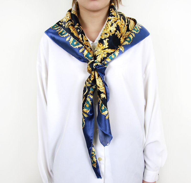 Back to Green :: classical scarf Greek wind detail portrait vintage scarf (SC-12) - ผ้าพันคอ - ผ้าไหม 