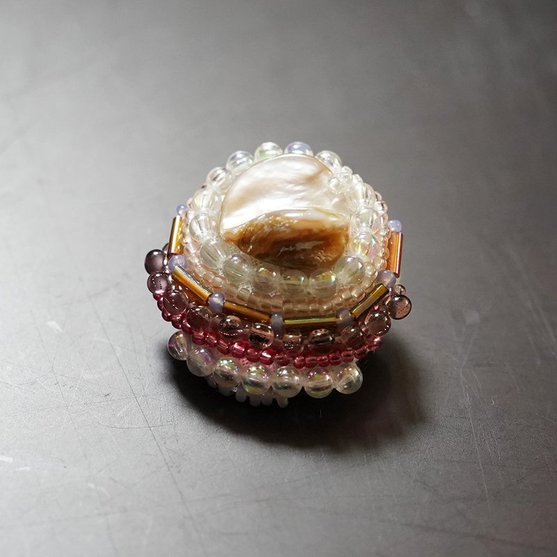とても軽いおゃべりなブローチ6 ビーズ刺繍のブローチ　カラフル　シェル - 胸針 - 其他材質 多色