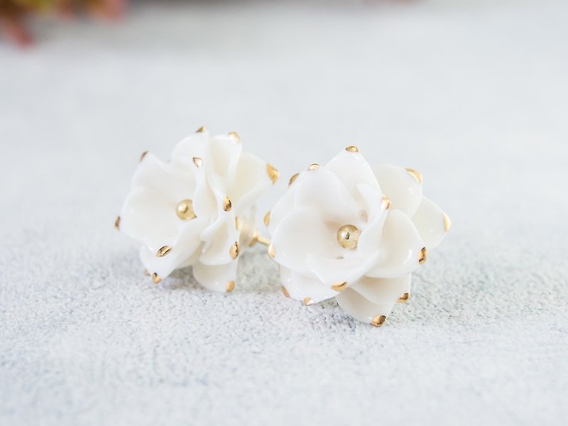 Thai Blossom ~ white & gold porcelain flower tension back earring ~ size S - เข็มกลัด - ดินเผา สีทอง