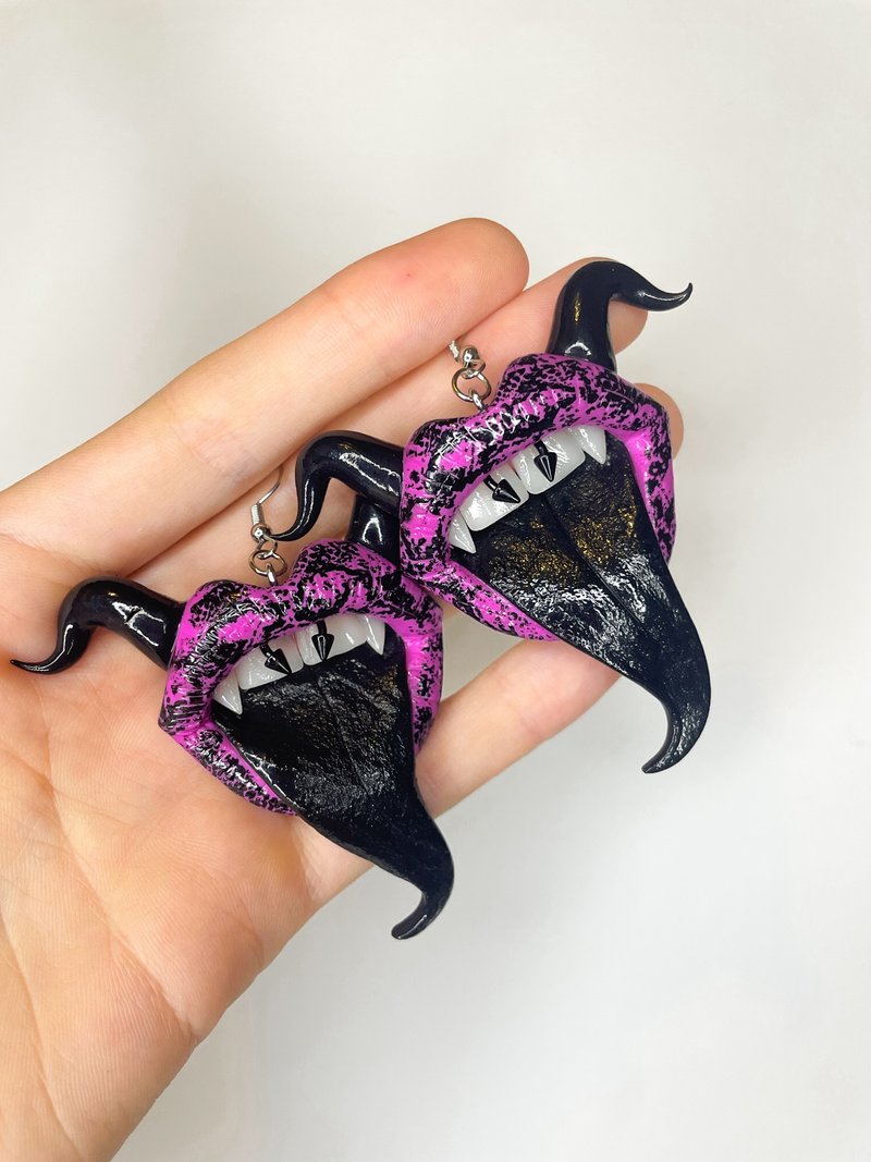 Earrings. Black & pink lips with horns. - 耳環/耳夾/耳骨夾 - 黏土 