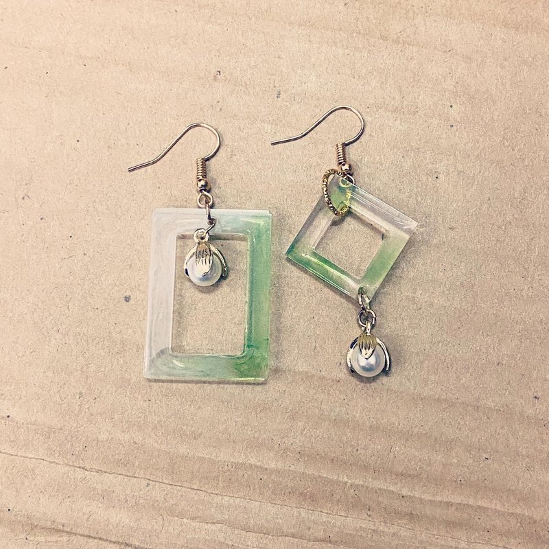 Earrings—Translucent Green Pearls—Flowing Art#Handmade#Customized - ต่างหู - เรซิน สีเขียว