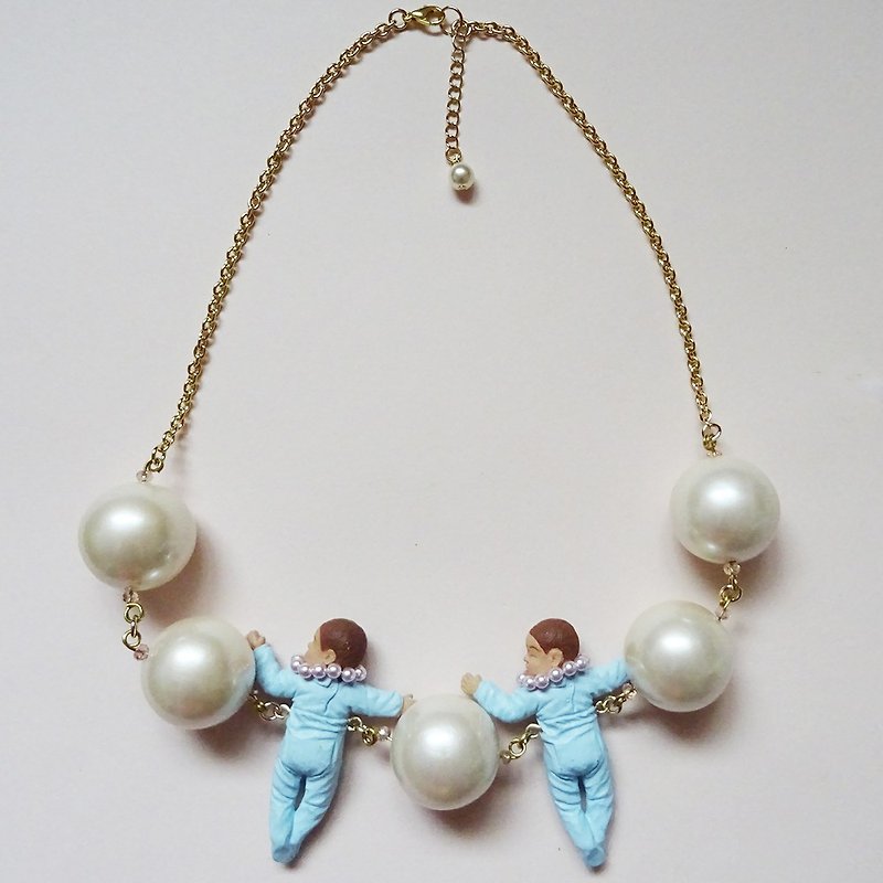 Sedmikrasky Sleeping Baby Necklace - สร้อยคอ - พลาสติก ขาว