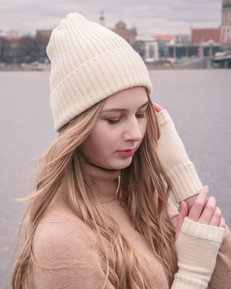 Merino wool beanie hat. White knitted hat for girl - 帽子 - 羊毛 白色