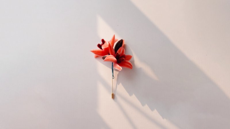 百合胸針 絨花工藝飾品 無形文化資產工藝 - 胸針 - 其他人造纖維 