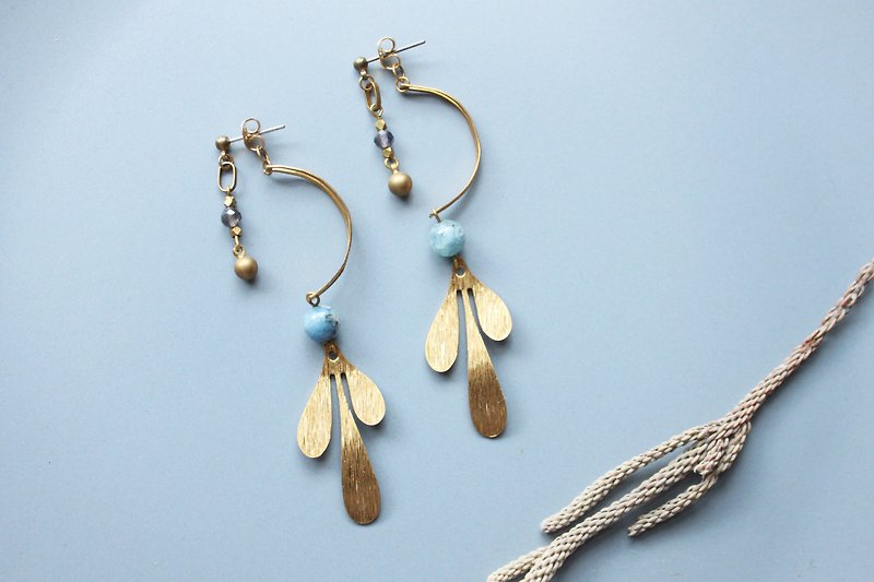 Half-moon SHIMOTSUKI  - earrings pierced earrings clip-on earrings - ต่างหู - หิน สีน้ำเงิน