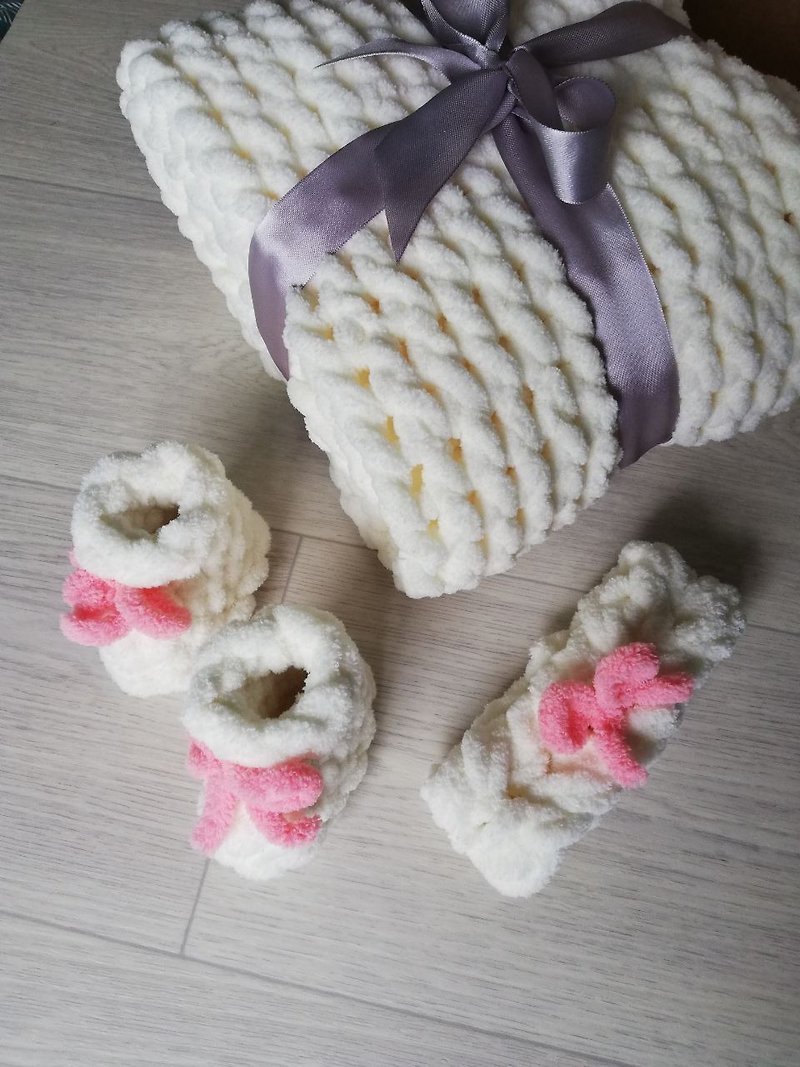Newborn bootees baby soft pair of socks future mum gift - เครื่องประดับ - เส้นใยสังเคราะห์ ขาว