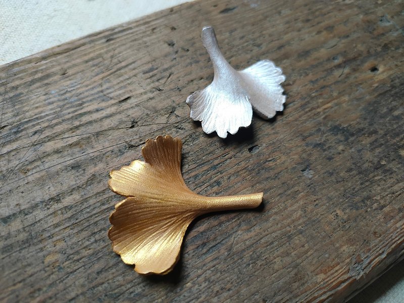 [Platinum Ginkgo/Single] Hand-dyed leather/Ginkgo tree/Ginkgo leaf - Earrings & Clip-ons - Genuine Leather 