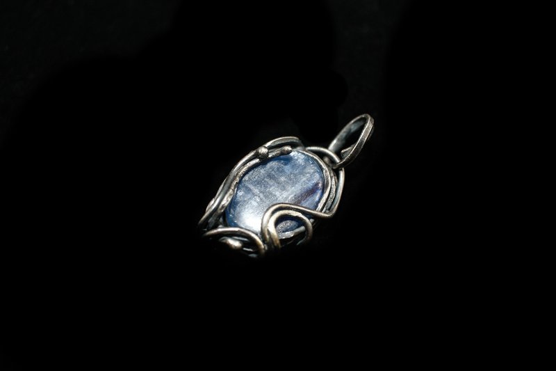 【Series of Crystal】Sterling silver Kyanite pendant 1 - สร้อยคอ - เครื่องเพชรพลอย หลากหลายสี