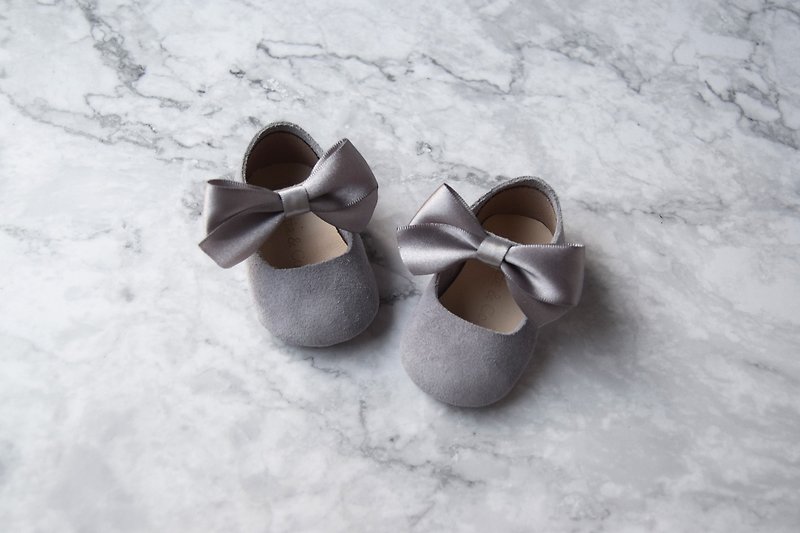 Gray Baby Girl Shoes Gift Set, Baby Shower Gift, Newborn Crib Shoes - รองเท้าเด็ก - หนังแท้ สีเทา