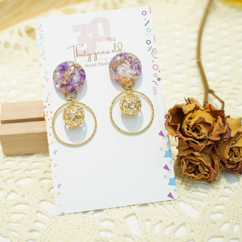 Luxury vintage. Metal ball earrings - ต่างหู - พืช/ดอกไม้ สีทอง