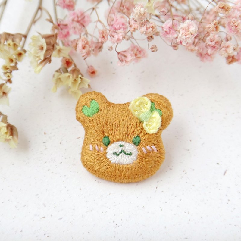 刺繡別針/3月生日熊/春日安全別針 - 徽章/別針 - 繡線 咖啡色