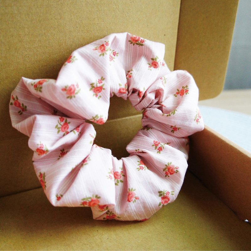 Lovely [Japanese cloth] Small rose hair bundles for beautiful ladies, large intestine circle hair bundles [pink roses] - Hair Accessories - Cotton & Hemp Pink