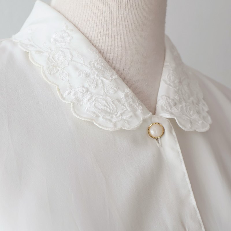 Early autumn Japanese-made retro flower embroidery collar short-sleeved off-white vintage shirt - Women's Shirts - Polyester White