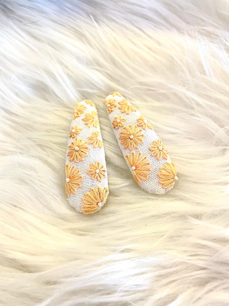 Hand-Embroidered Orange Floral Hair Clips Set of 2, Hand Embroidered Hair Clips - 髮圈/髮夾 - 棉．麻 橘色