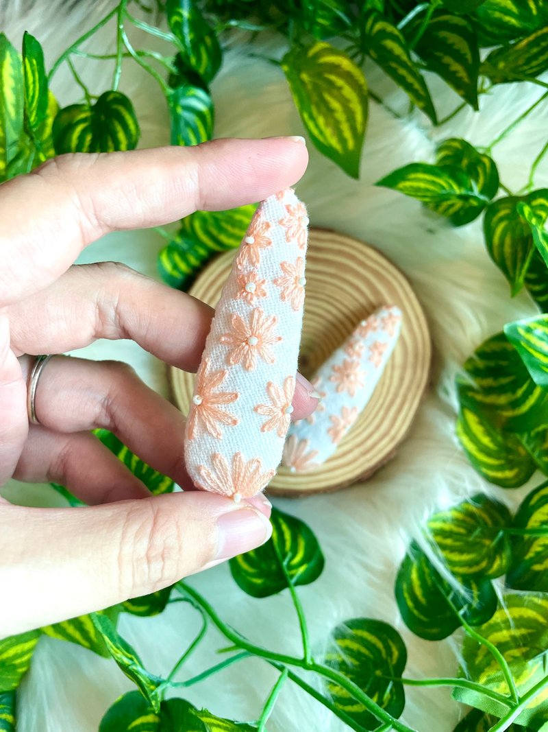Hand-Embroidered Orange Floral Hair Clips Set of 2, Hand Embroidered Hair Clips - 髮夾/髮圈 - 棉．麻 橘色