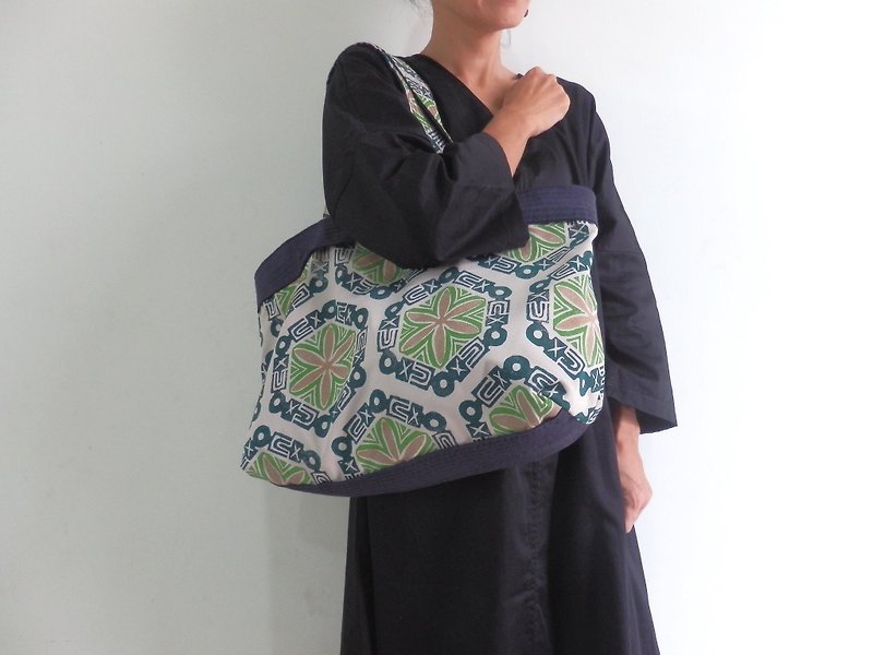 Tote bag made from handle / green - กระเป๋าถือ - ผ้าฝ้าย/ผ้าลินิน สีเขียว
