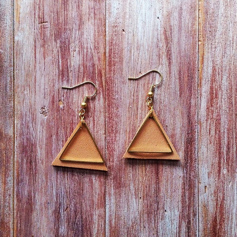 Large triangle double-layer alloy earrings leather hanging type original leather color Kai handmade leather - ต่างหู - หนังแท้ สีส้ม