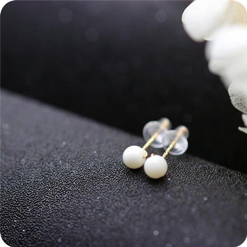 White coral screw screw stud earrings to raise luck March birthstone - ต่างหู - เครื่องเพชรพลอย ขาว