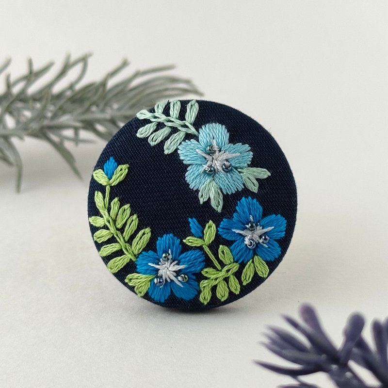 Nemophila Embroidered Brooch or Hair Tie - Navy - เข็มกลัด - ผ้าฝ้าย/ผ้าลินิน สีน้ำเงิน
