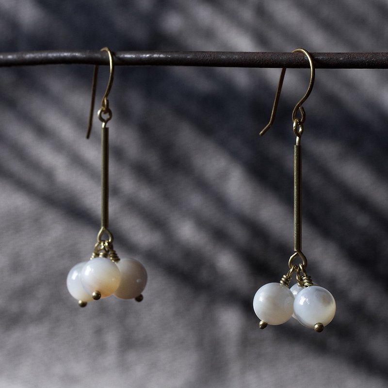 Pure white shell earrings-can be used as clip earrings - Earrings & Clip-ons - Other Materials White