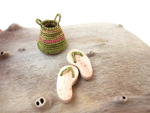 plad Miniature slippers with mini basket, home decor, native art, dollhouse miniature, fairy house