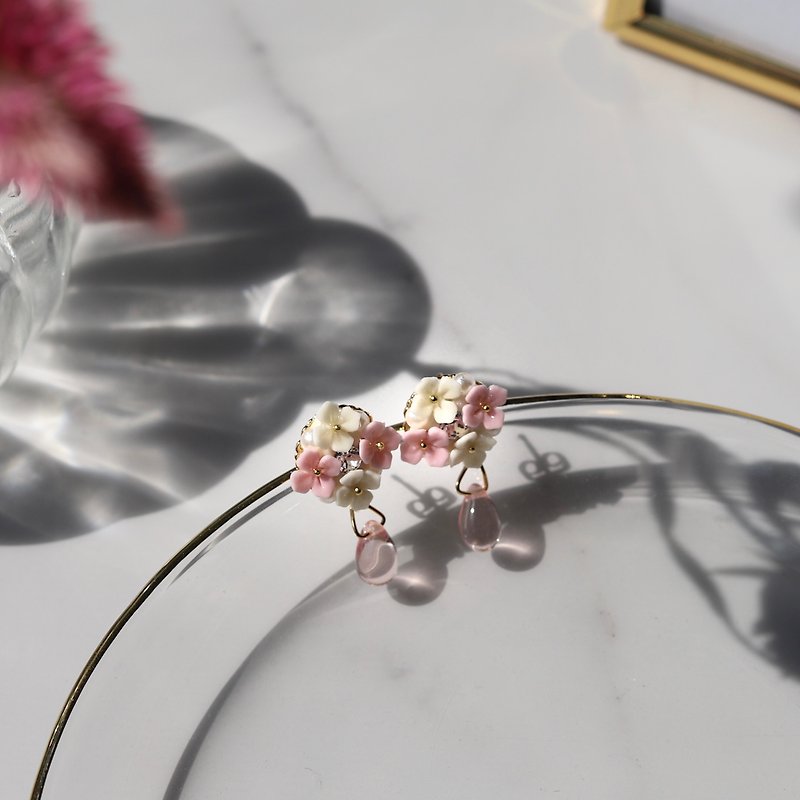 White x pink hydrangea pearl and bijou earrings - ต่างหู - ดินเหนียว สึชมพู