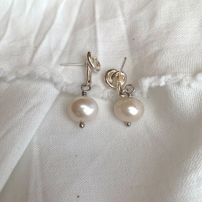 / The Pearl Sisters/ Natural Pearl Twisted Short Earrings - ต่างหู - เงินแท้ สีเงิน