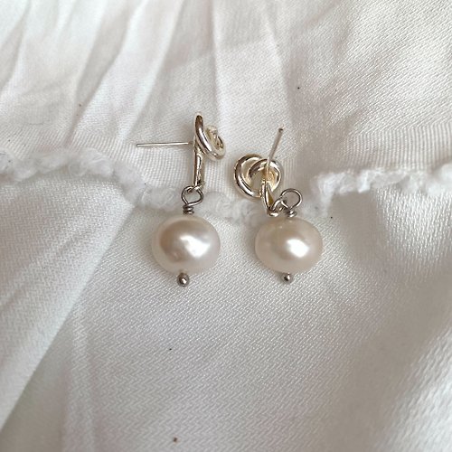 CHILL / 珍珠姐妹 / 天然珍珠扭結短耳環