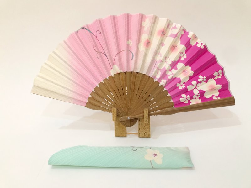 着物扇子　アンティークの絹の着物使用　日本の京都の職人が手仕事で制作　オンリーワン　プレゼントに最適 #38 - 扇子 - 絲．絹 粉紅色