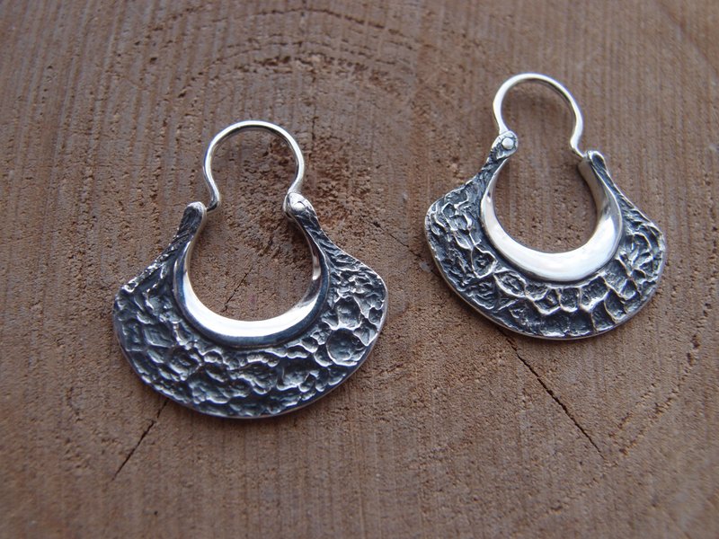 Sterling silver forged handcrafted statement earrings in oldworld style - ต่างหู - เงินแท้ สีเงิน