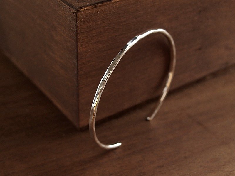 Simple life 2mm slim forged sterling silver bracelet - สร้อยข้อมือ - เงิน สีเงิน