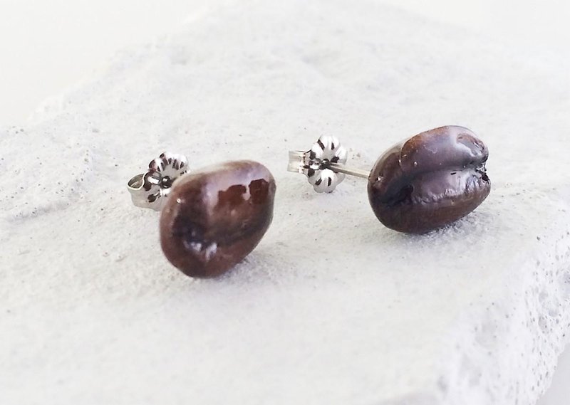 Coffee bean titanium earrings - ต่างหู - พืช/ดอกไม้ สีนำ้ตาล