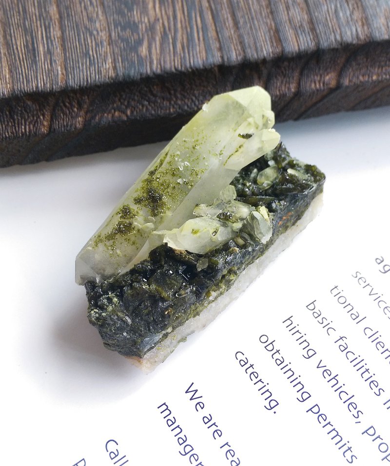 Epidote  四川產地 綠簾石 水晶共生礦 花園水晶 天然礦石 原礦 - ของวางตกแต่ง - วัสดุอื่นๆ 