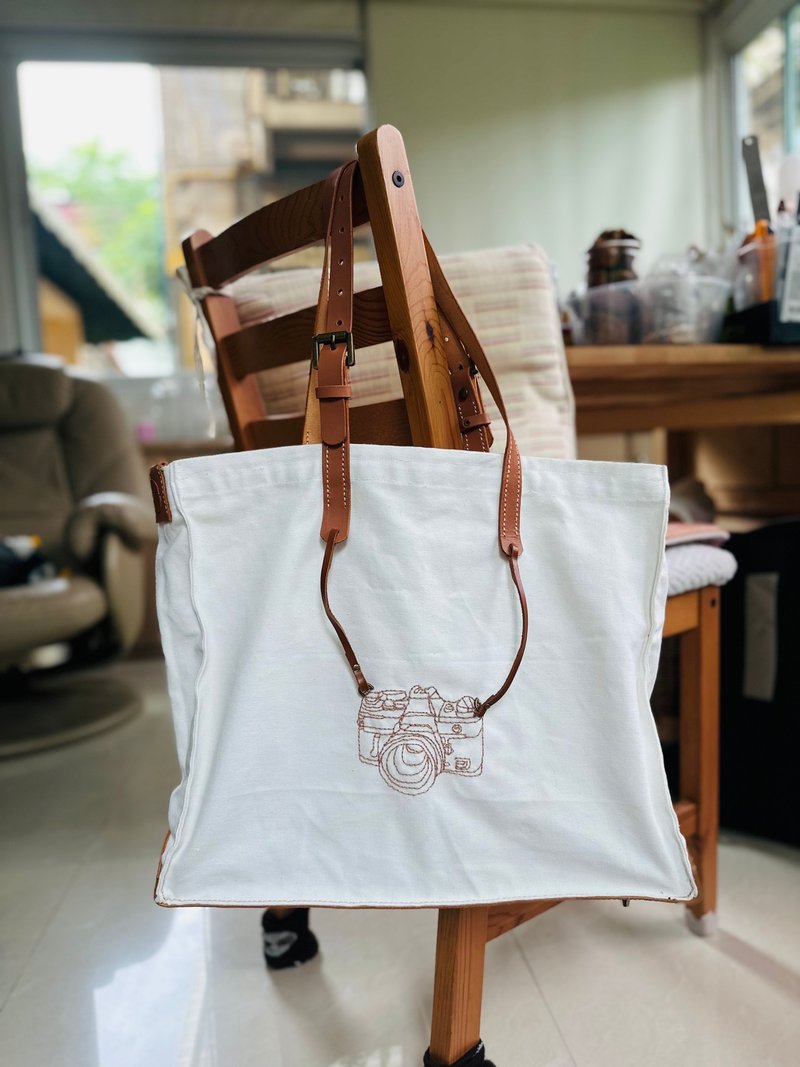 A hand-stitched canvas bag with a camera embroidery. - 公事包 - 其他材質 白色