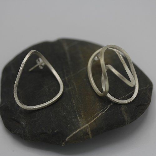 Stories of silver and silk Handmade silver asymmetrical loop-and-wire scribbles earrings (E0198)