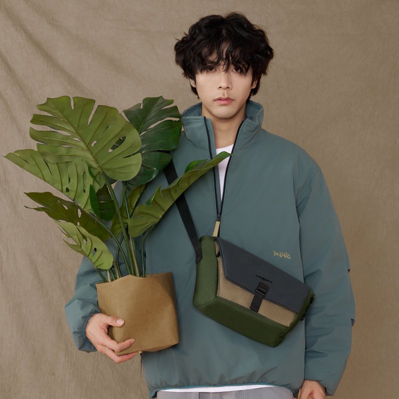 Crossbody bag, side backpack, portable small bag, waterproof design, magnetic buckle, unisex, midnight jungle version - กระเป๋าแมสเซนเจอร์ - เส้นใยสังเคราะห์ หลากหลายสี