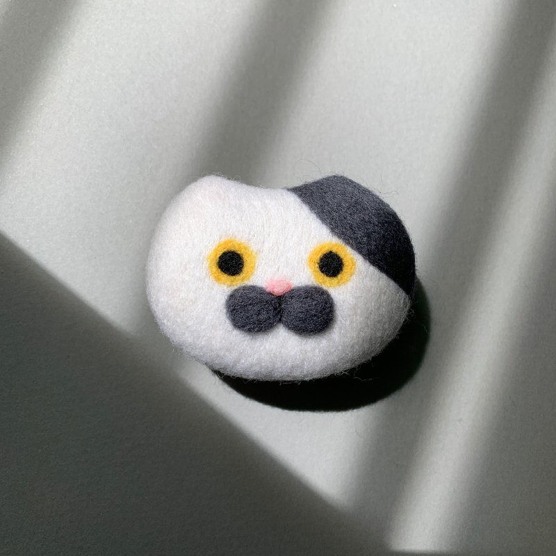 Side parted bearded cat brooch handmade wool felt brooch - Badges & Pins - Wool 