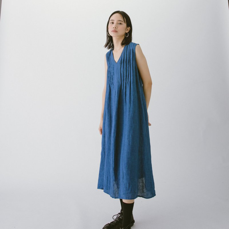 V-neck pleated sleeveless dress - indigo - ชุดเดรส - ผ้าฝ้าย/ผ้าลินิน สีน้ำเงิน