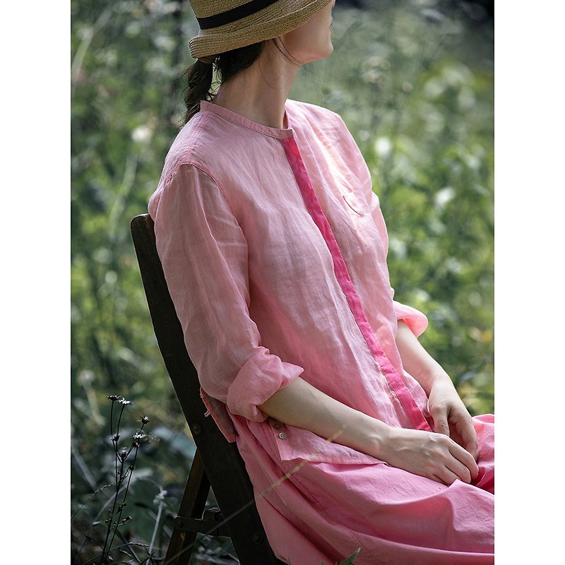 Literary retro solid color pink stand collar side slit light loose long-sleeved ramie shirt - เสื้อเชิ้ตผู้หญิง - ผ้าฝ้าย/ผ้าลินิน 